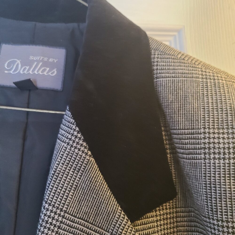 Men's Suit - Picture 2 of 8